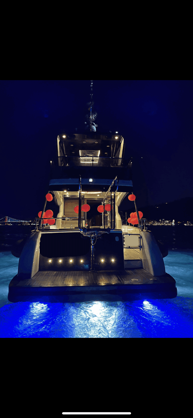 YACHT