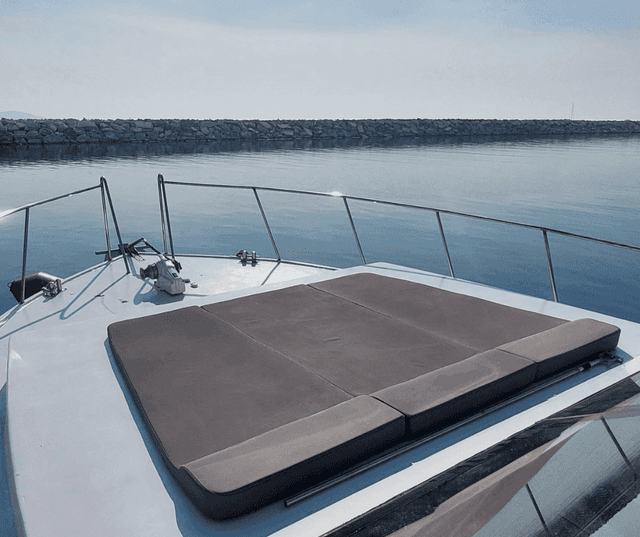YACHT
