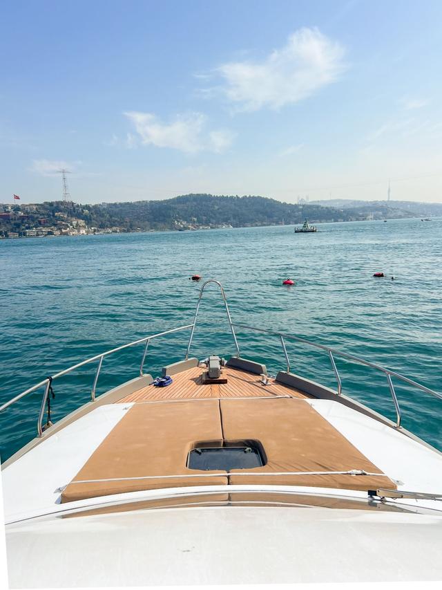 YACHT