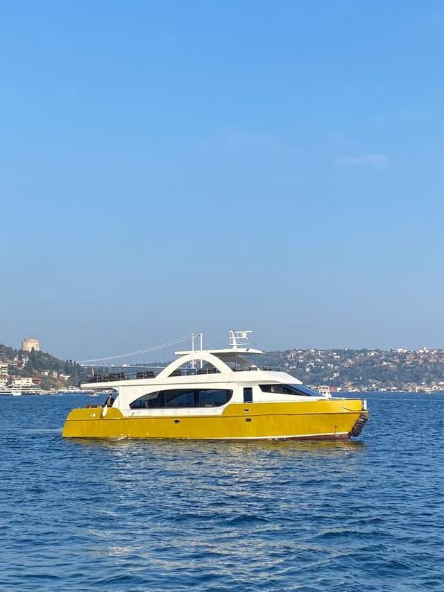 YACHT