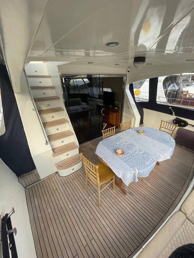 YACHT