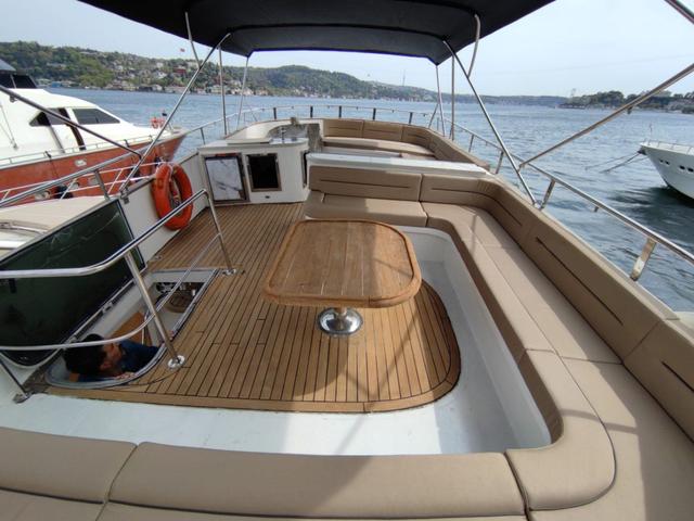 YACHT