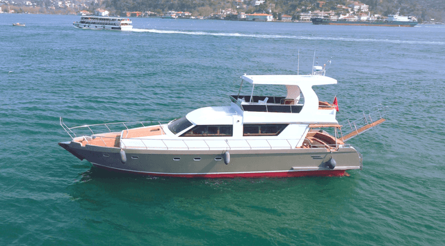 YACHT