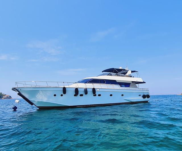 YACHT