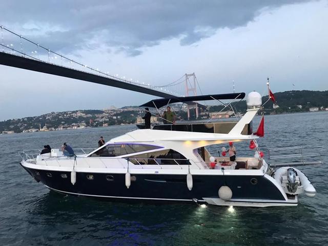 YACHT