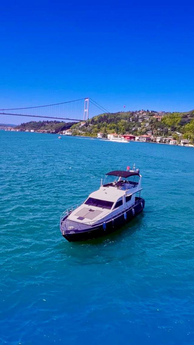 YACHT