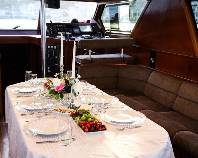 YACHT