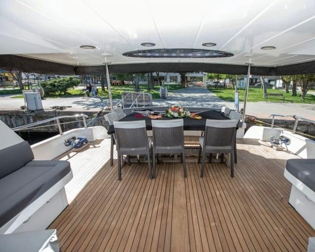 YACHT