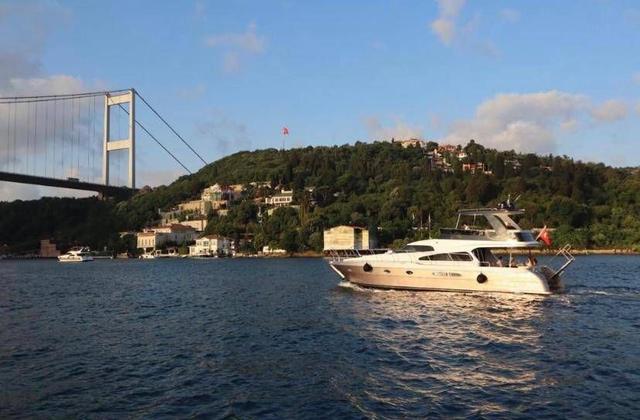 YACHT