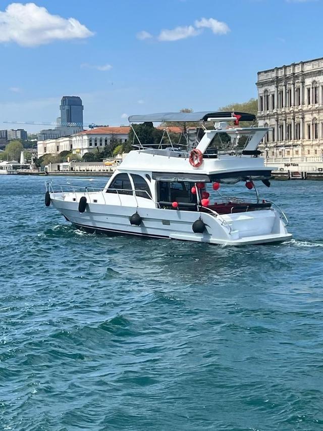 YACHT