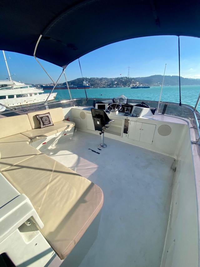 YACHT
