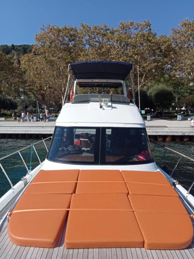YACHT