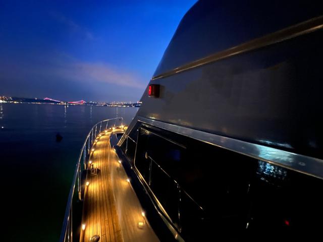 YACHT