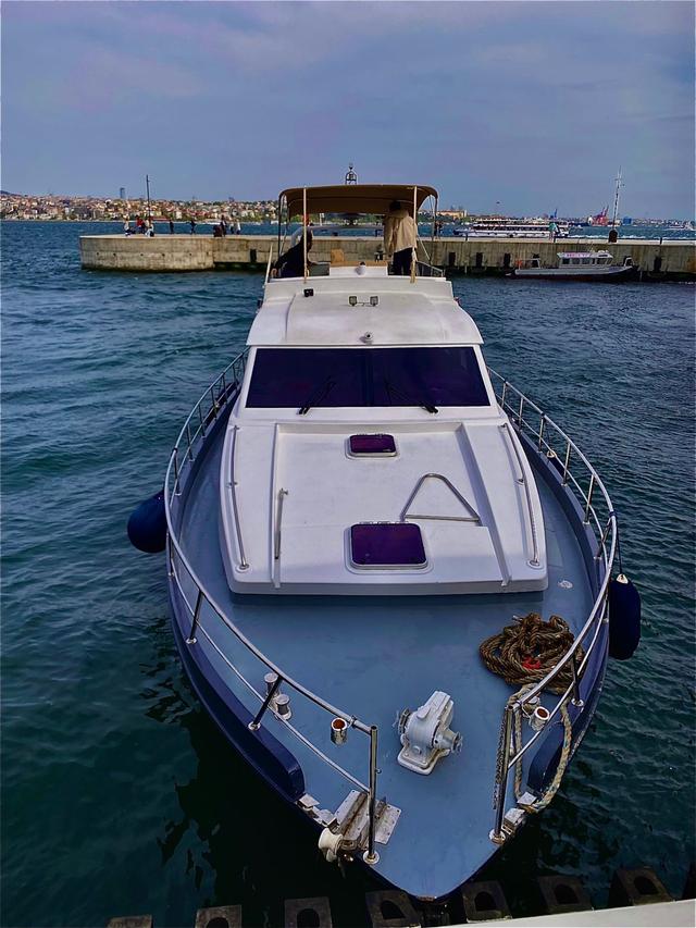 YACHT