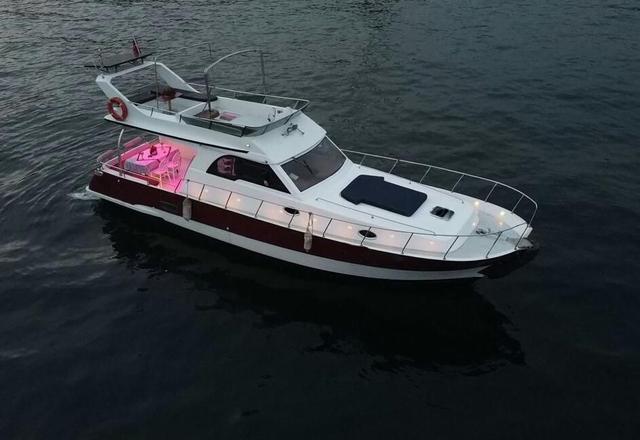 YACHT