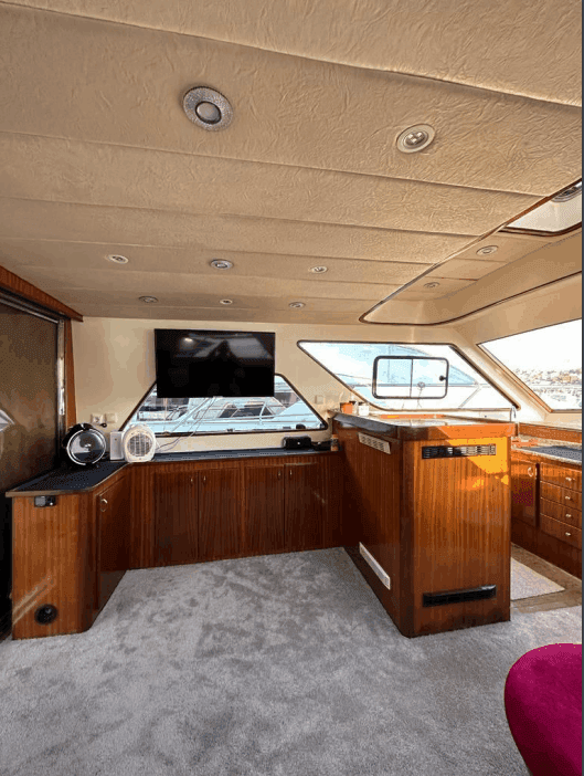 YACHT