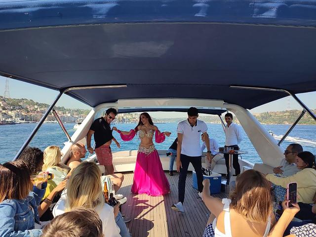 YACHT