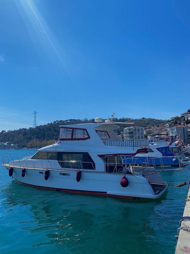 YACHT