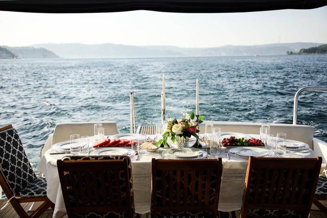YACHT