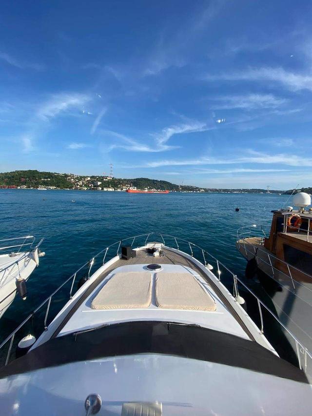 YACHT