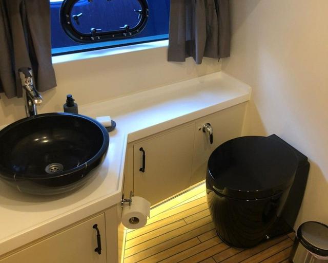 YACHT