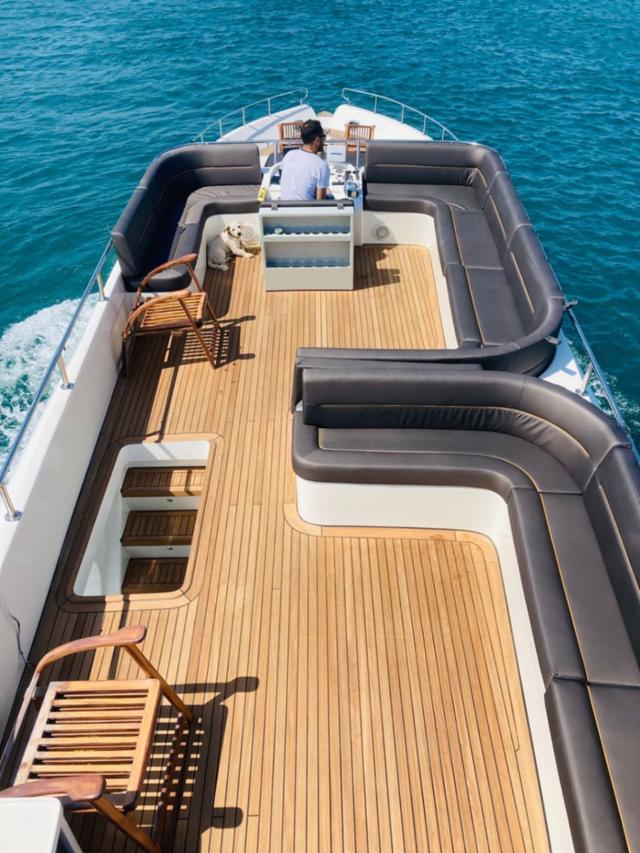 YACHT