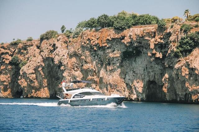 YACHT