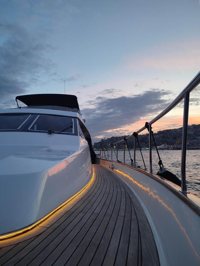 YACHT