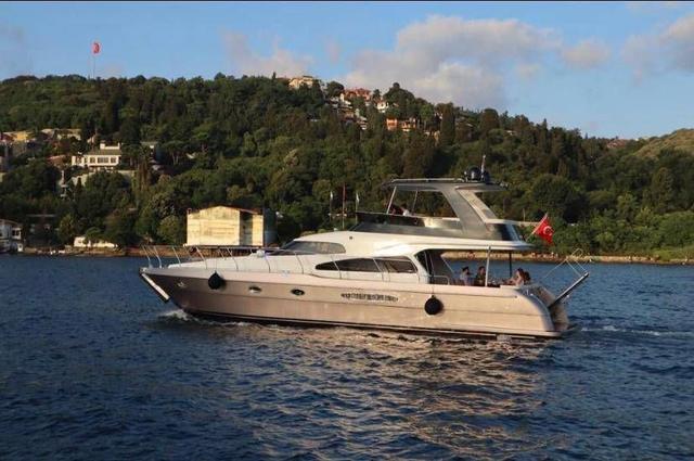 YACHT