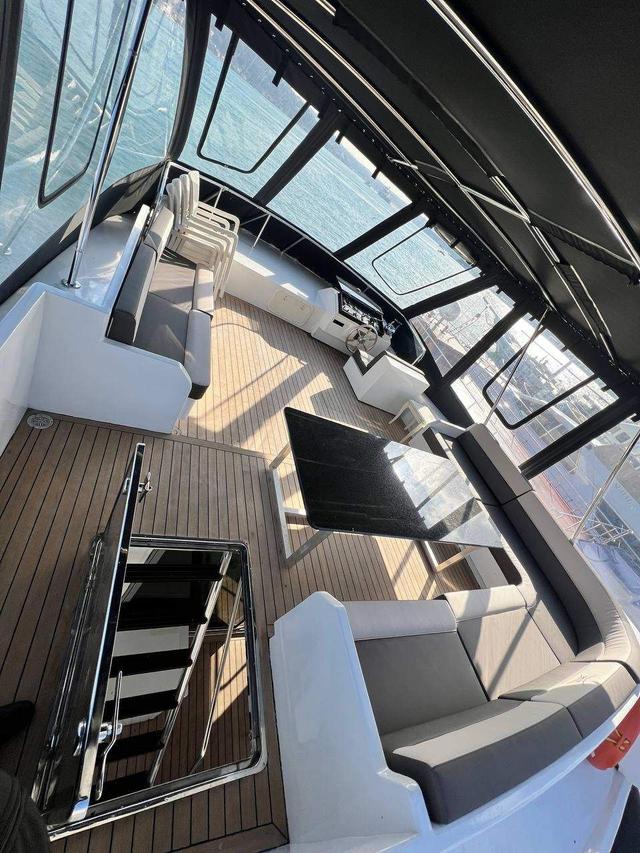 YACHT
