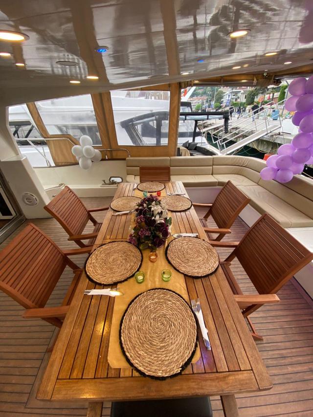 YACHT