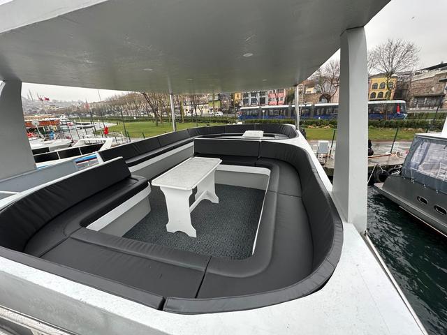 YACHT