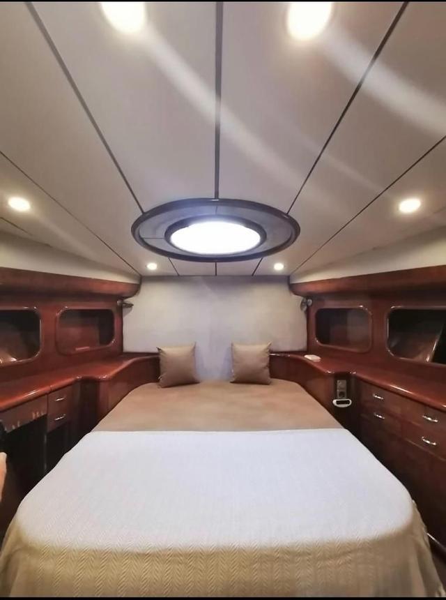 YACHT