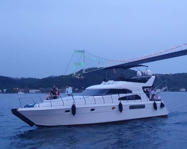 YACHT