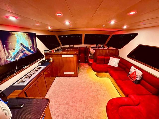 YACHT