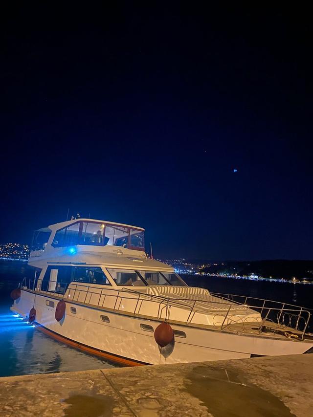 YACHT
