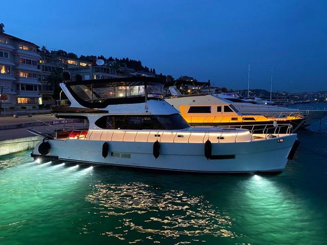 YACHT