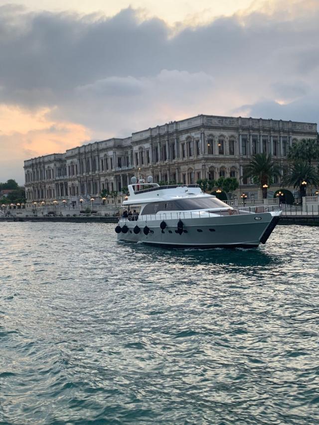 YACHT