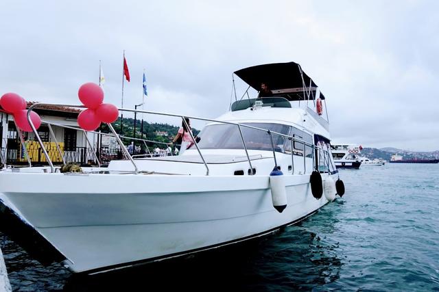 YACHT